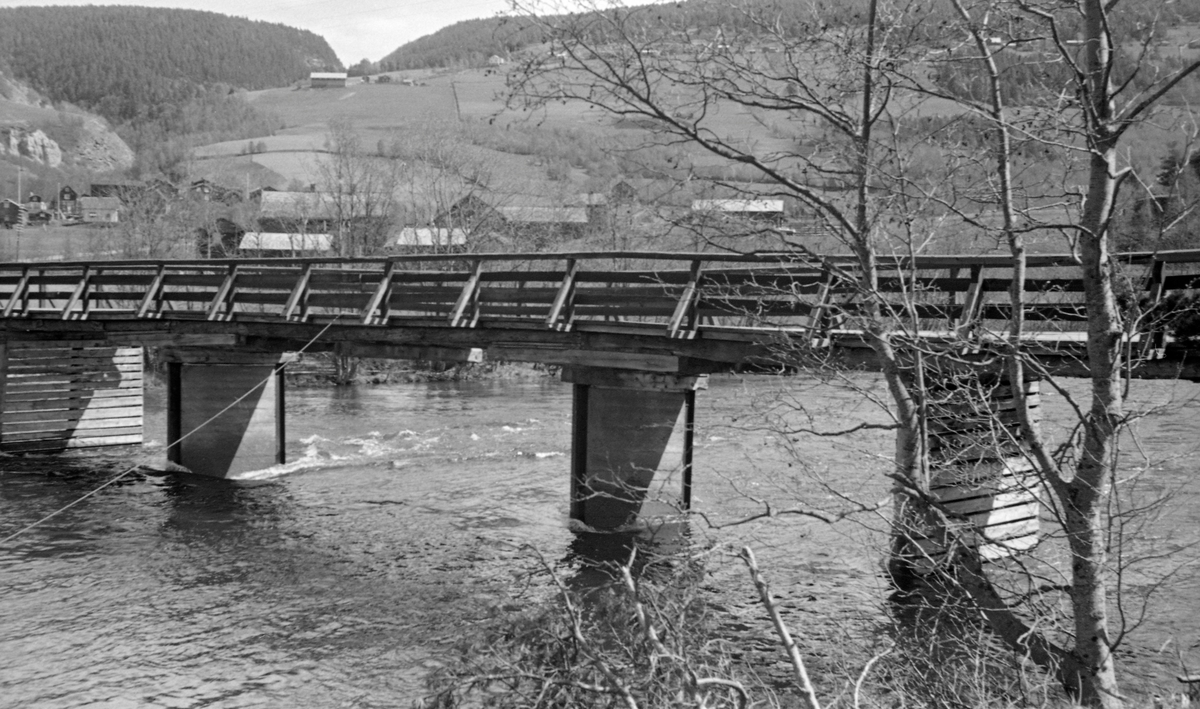 Dovre bru, Lågen, Dovre. Pilar bortrevet under fløting. Gudbrandsdalslågen i Gudbrandsdalen.