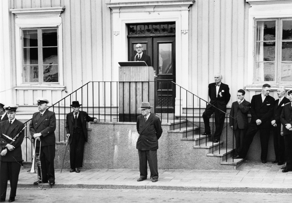 På tvåhundraårsdagen av Jonas Alströmers död 2:e juni 1961, hölls högtidstal av professor Ivar Sundbom från Göteborg.