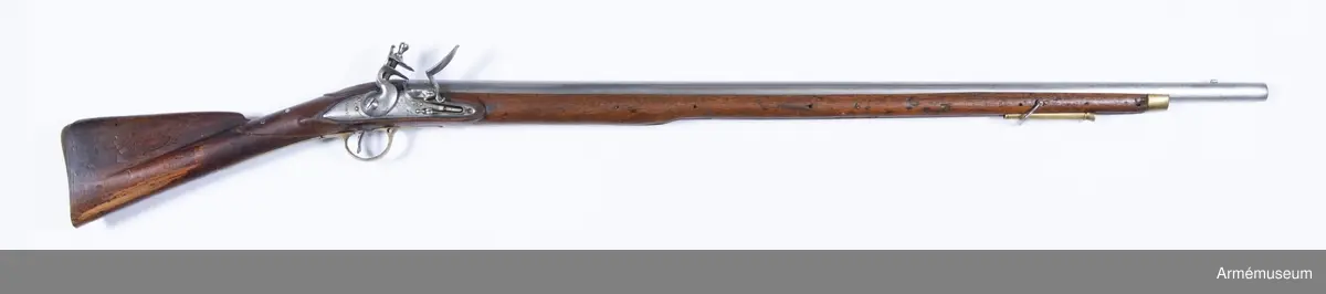 Gevär med flintlås. Rel. längd 50 kal.
Kolven avslagen, bakplåten fattas.