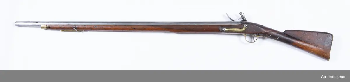 Gevär med flintlås. Rel. längd 50 kal.
Kolven avslagen, bakplåten fattas.