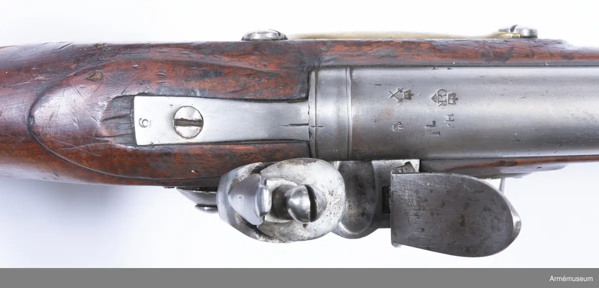 Gevär med flintlås. Rel. längd 50 kal.
Kolven avslagen, bakplåten fattas.