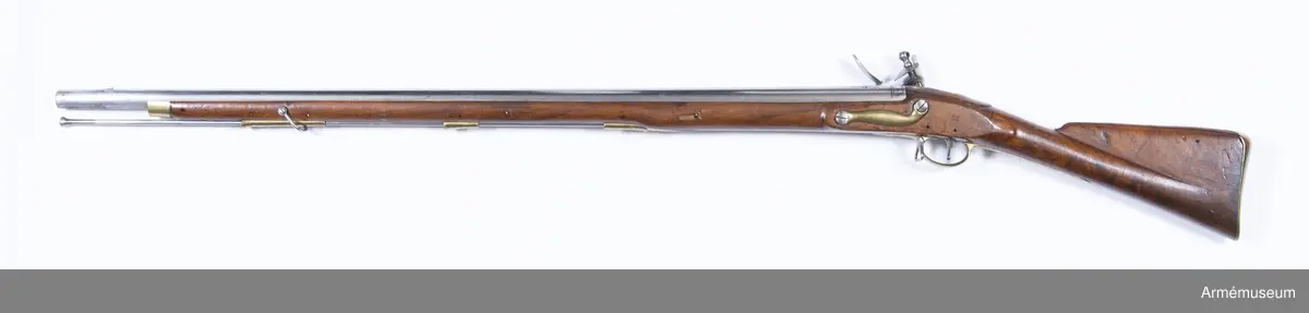 Gevär med flintlås. Loppets rel. l:49,4 kaliber.