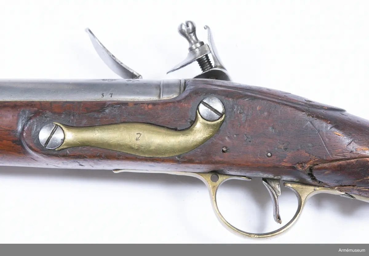 Gevär med flintlås. Rel. längd 50 kal.
Kolven avslagen, bakplåten fattas.