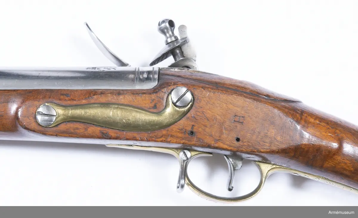 Gevär med flintlås. Loppets rel. l:49,4 kaliber.