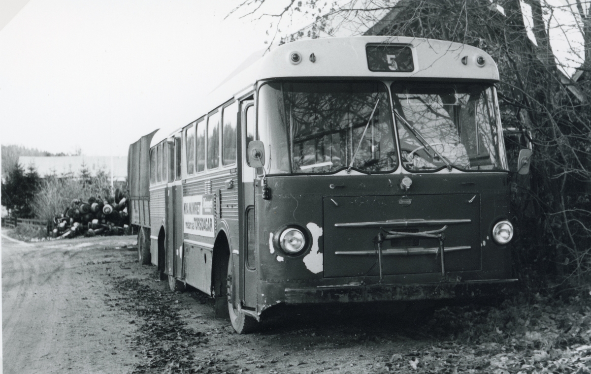 Buss som ska skrotas, vagn 48, Linköpingstrafiken år 1980. Till tjänst i Linköpingstrafiken 1962. Bussen står vid Klingerots lastbilsskrot i Drättinge, Gammalkil.
 
Volvo B 65506 1962, Svenska Karosseriverkstäderna Ab, Katrineholm nr 30-4182/61, 
Karossnr. 30-4182/61,Motor D 96 Al 496403-12161
Chassinr. 655-1688, Motoreffekt 150 hk, Axelavstånd 550 cm, Fordonets längd 1060 cm, fordonets bredd 250 cm, Tjänstevikt 8. 300 kg, max.last 4.900 kg, Axeltryck 7.540 kg, Totalvikt 13. 200 kg, 
Av tjänstevikten vilar : Framaxel 4.160 kg, bakaxel 4.140 kg,. Diselolja/130 liter, Däckstorlek fram 11.00-20, bak 11.00-20,
Första reg. 10/2 1962. Antal passagerare 30 st. stående 40 st, summa 70 stycken.
Godkänd Katrineholm 1/9 1967, Dnr.3883606. Besiktningsman L.Slånberg. 2 oktober 1967 tilldelat reg.nr E 817, betygar i Linköpings slott i landskansliet som ovan. På tjänstens vägnar M. Sandahl.