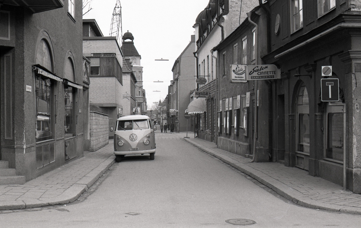 Klostergatan i Linköping år 1973. På bilden syns bl.a. Maritas Hemslöjd, salon Anette damfrisering, Charles Sonnhag skrädderi och måttkonfektion. Fotografen står vid Klostergatan 35.