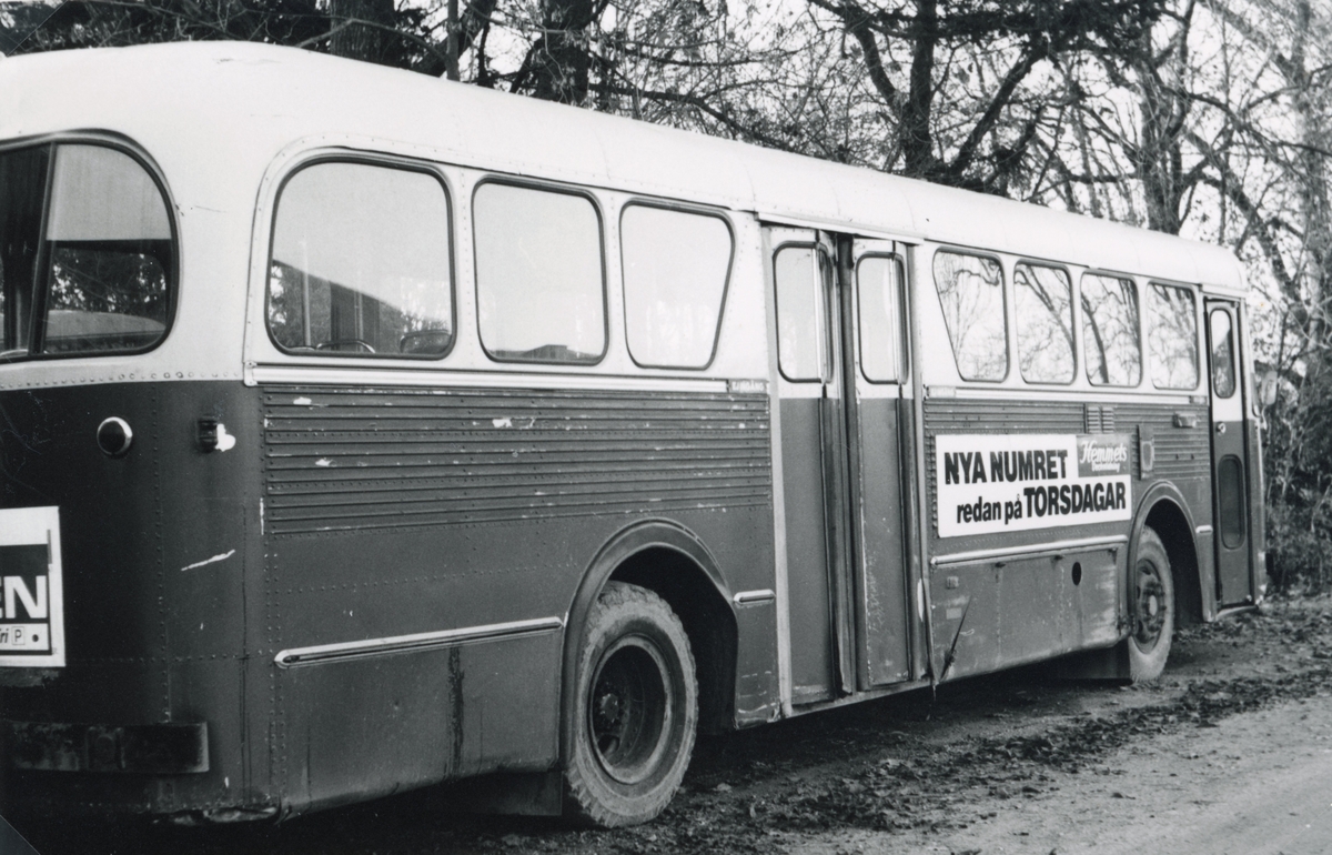 Buss som ska skrotas, vagn 48, Linköpingstrafiken år 1980. Till tjänst i Linköpingstrafiken 1962. Bussen står vid Klingerots lastbilsskrot i Drättinge, Gammalkil.
 
Volvo B 65506 1962, Svenska Karosseriverkstäderna Ab, Katrineholm nr 30-4182/61, 
Karossnr. 30-4182/61,Motor D 96 Al 496403-12161
Chassinr. 655-1688, Motoreffekt 150 hk, Axelavstånd 550 cm, Fordonets längd 1060 cm, fordonets bredd 250 cm, Tjänstevikt 8. 300 kg, max.last 4.900 kg, Axeltryck 7.540 kg, Totalvikt 13. 200 kg, 
Av tjänstevikten vilar : Framaxel 4.160 kg, bakaxel 4.140 kg,. Diselolja/130 liter, Däckstorlek fram 11.00-20, bak 11.00-20,
Första reg. 10/2 1962. Antal passagerare 30 st. stående 40 st, summa 70 stycken.
Godkänd Katrineholm 1/9 1967, Dnr.3883606. Besiktningsman L.Slånberg. 2 oktober 1967 tilldelat reg.nr E 817, betygar i Linköpings slott i landskansliet som ovan. På tjänstens vägnar M. Sandahl.