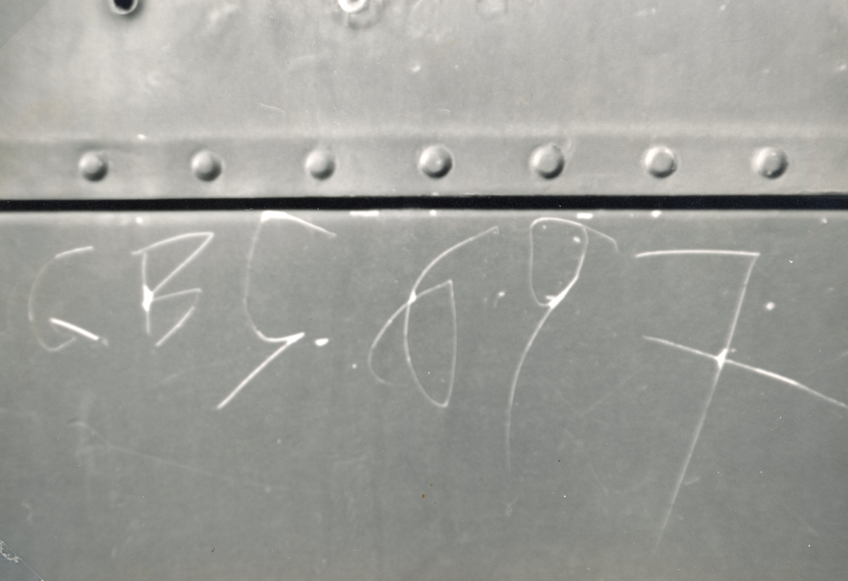 Buss som ska skrotas, vagn 48, Linköpingstrafiken år 1980. Till tjänst i Linköpingstrafiken 1962. Bussen står vid Klingerots lastbilsskrot i Drättinge, Gammalkil.
 
Volvo B 65506 1962, Svenska Karosseriverkstäderna Ab, Katrineholm nr 30-4182/61, 
Karossnr. 30-4182/61,Motor D 96 Al 496403-12161
Chassinr. 655-1688, Motoreffekt 150 hk, Axelavstånd 550 cm, Fordonets längd 1060 cm, fordonets bredd 250 cm, Tjänstevikt 8. 300 kg, max.last 4.900 kg, Axeltryck 7.540 kg, Totalvikt 13. 200 kg, 
Av tjänstevikten vilar : Framaxel 4.160 kg, bakaxel 4.140 kg,. Diselolja/130 liter, Däckstorlek fram 11.00-20, bak 11.00-20,
Första reg. 10/2 1962. Antal passagerare 30 st. stående 40 st, summa 70 stycken.
Godkänd Katrineholm 1/9 1967, Dnr.3883606. Besiktningsman L.Slånberg. 2 oktober 1967 tilldelat reg.nr E 817, betygar i Linköpings slott i landskansliet som ovan. På tjänstens vägnar M. Sandahl.