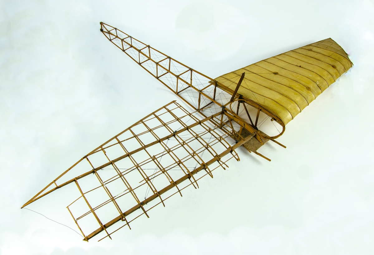 Flygplansmodell som visar bland annat vingens konstruktion.