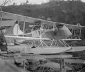 Flygplan NAB 12 (Curtis Twin JN) förtöjd i Furusund. Inför leveransflygning från Nordiska Aviatikbolaget till Finland, 1918.