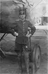 Militäre flygföraren, löjtnant Axel Janse står vid flygplan Thulin FA. Omkring 1919.