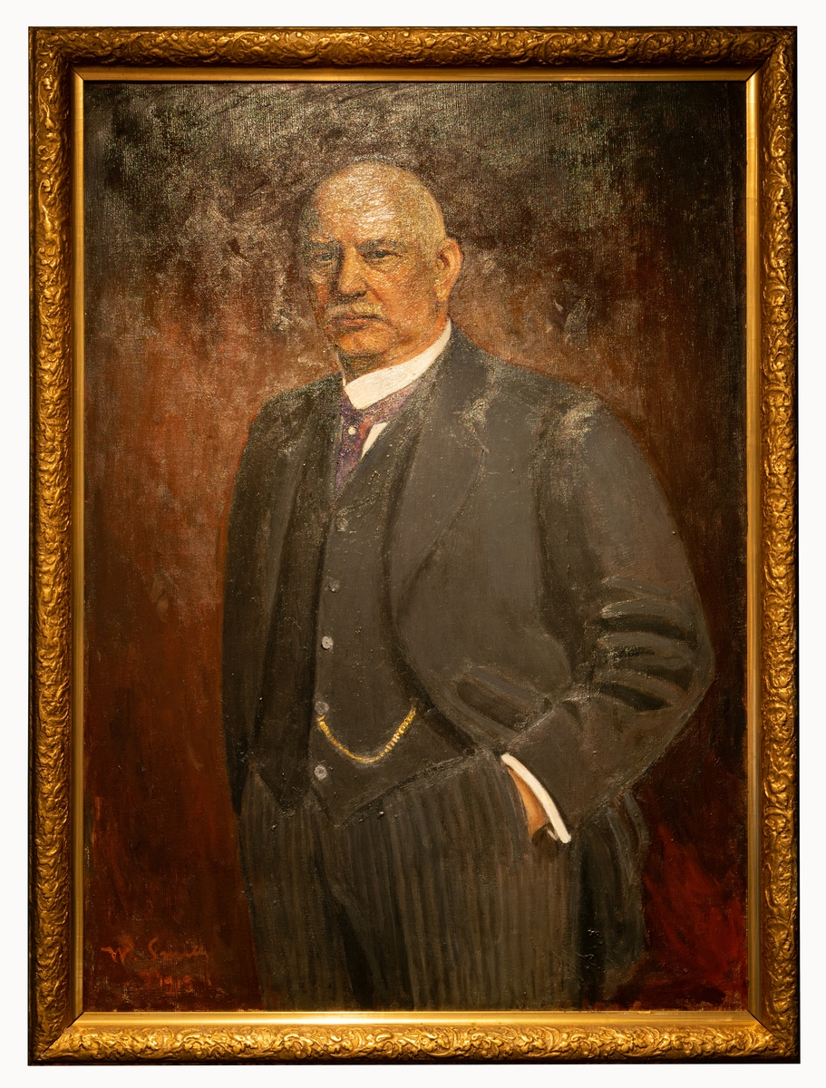 Tavla, olja på duk. Förgylld ram. Porträtt av disponent vid Hofors bruk Per Eriksson (1851-1928) utfört av Wilhelm Smith 1919. Målningen har ägts av Per Eriksson och senare Hedvig Ulfsparre och hängt på Hofors herrgård och senare Kungsgårdens herrgård.