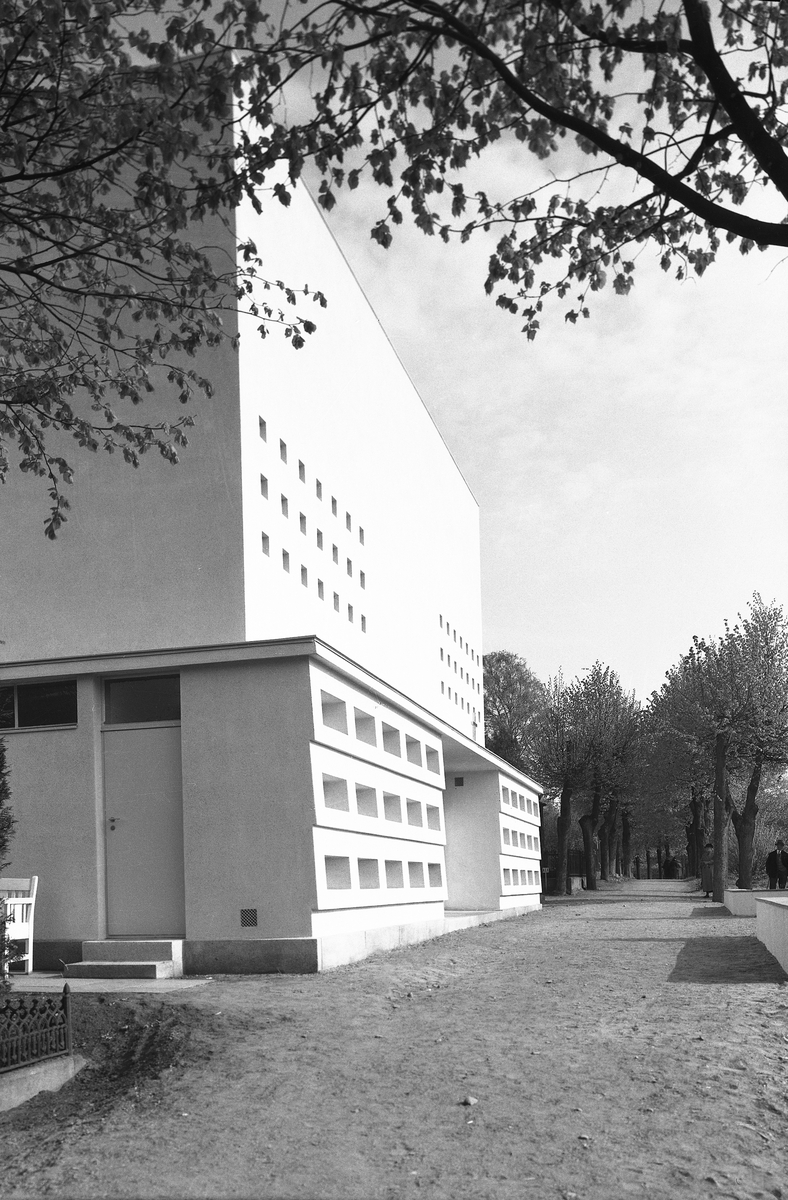 Arkitekturfoto av Moss krematorium, bygget av arkitekt Eyvind Moestue i 1936-38.