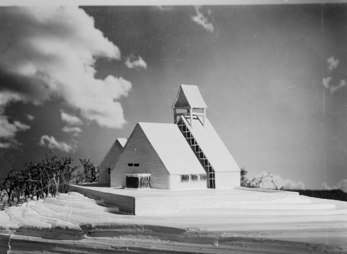 Arkitekturfoto av modell av Holmen kirke, tegnet av arkitekt Knut Knutsen som vant arkitektkonkurransen i 1958. Kirken er en arbeidskirke oppført i betong.