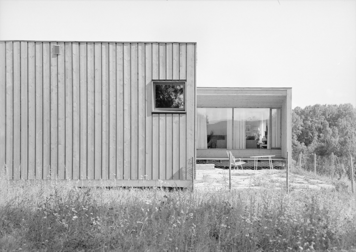 Arkitekturfoto av villa i Sande. Eksteriørbilde av fasade, og av bygningen i landskapet.