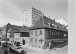 Rådhusgt. Politistasjon, med nybygg bakom