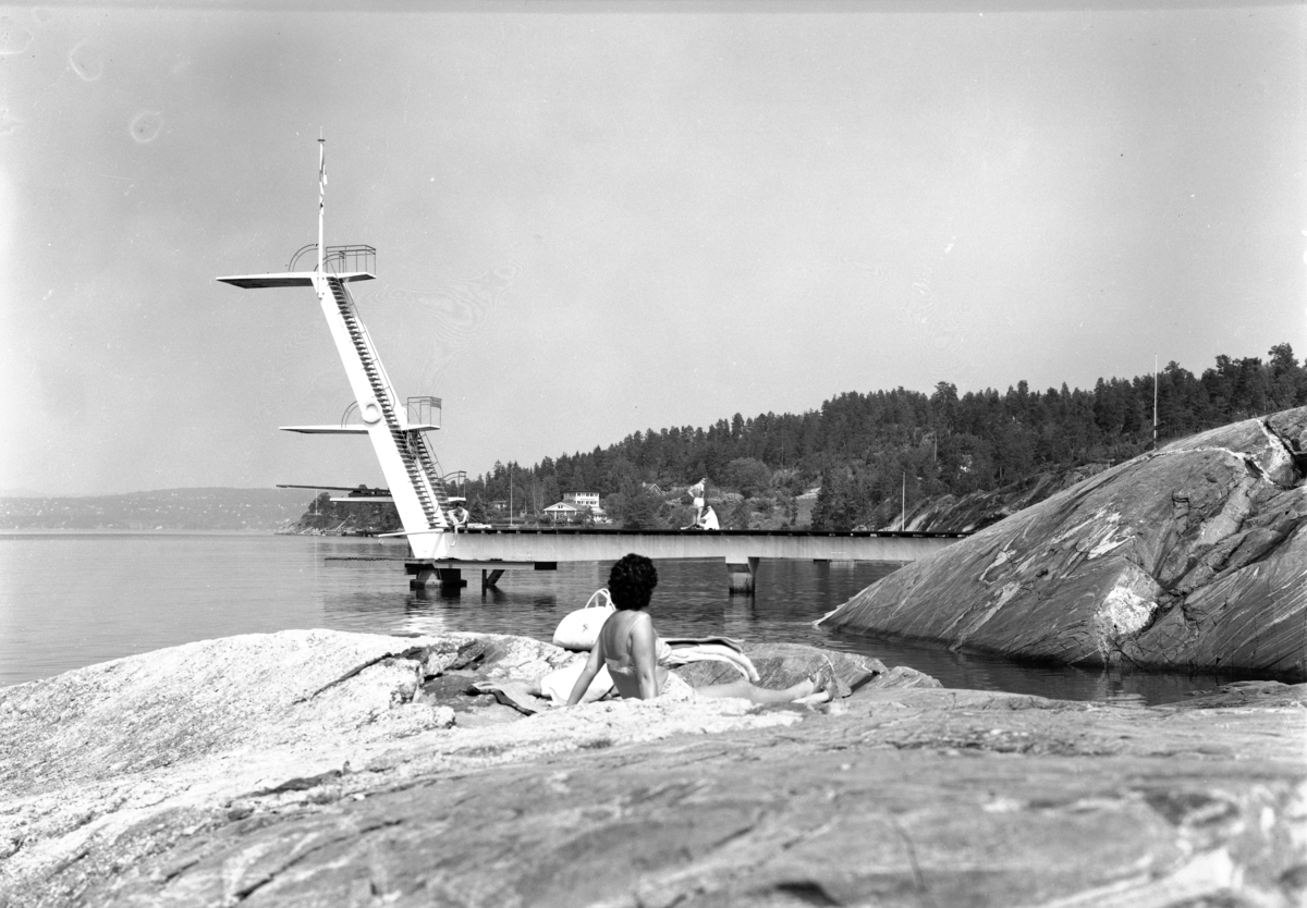 Svarthvittbilde av stupetårnet på Ingierstrand bad. Anlegget sto ferdig i 1934.