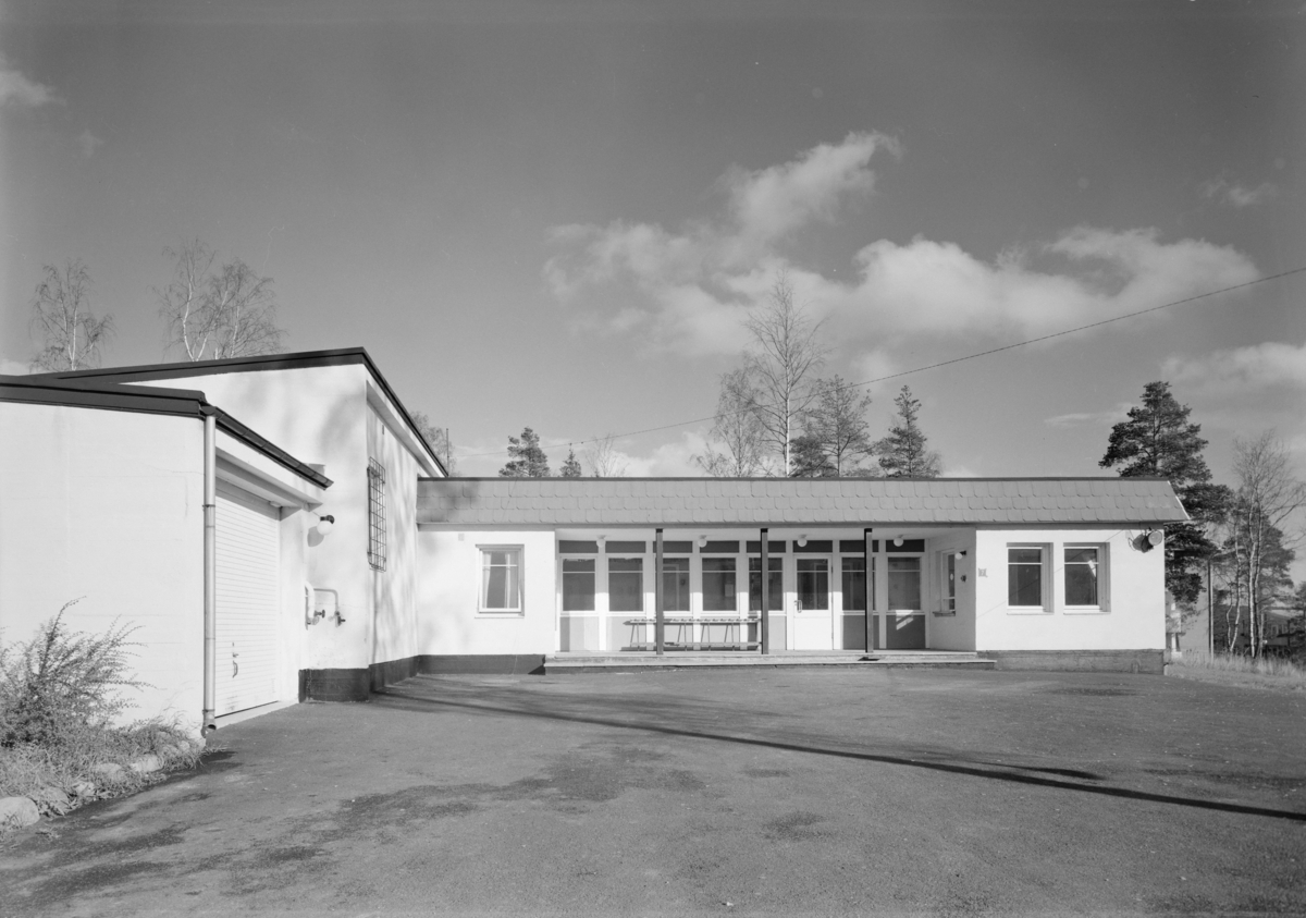 Arkitekturfoto av bebyggelse på Linnerud. Muligens knytta til en militærleir.