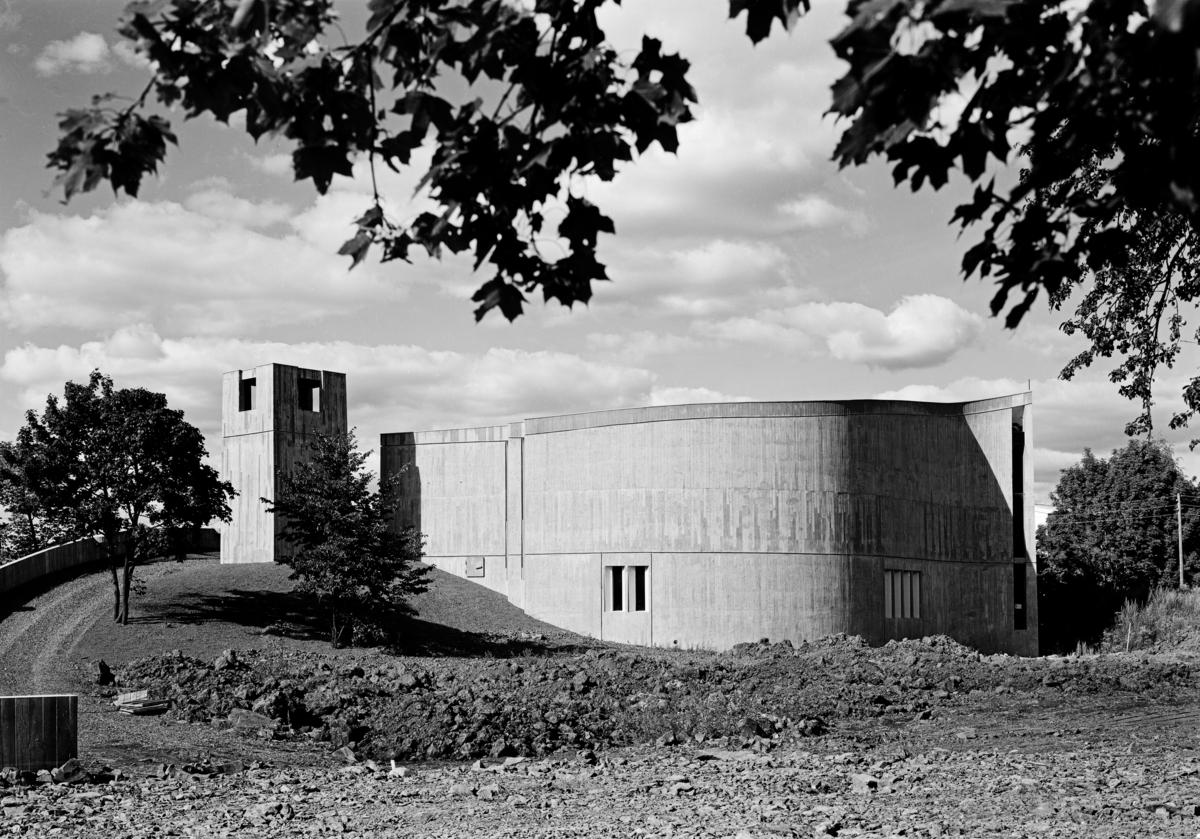 Arkitekturfoto av Snarøya kirke. Arbeidskirke i betong. Kirken er tegnet av arkitekt Odd Østbye, og blei nnviet 1968.