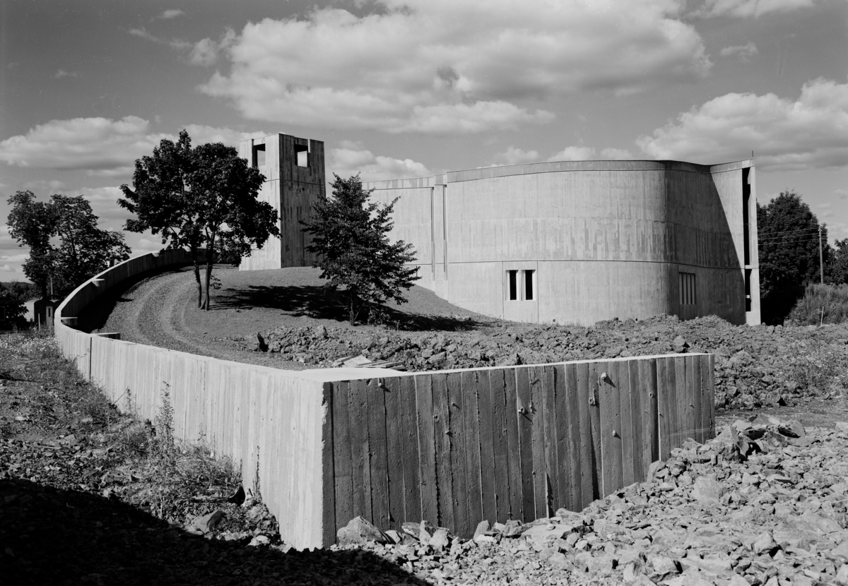 Arkitekturfoto av Snarøya kirke. Arbeidskirke i betong. Kirken er tegnet av arkitekt Odd Østbye, og blei nnviet 1968.