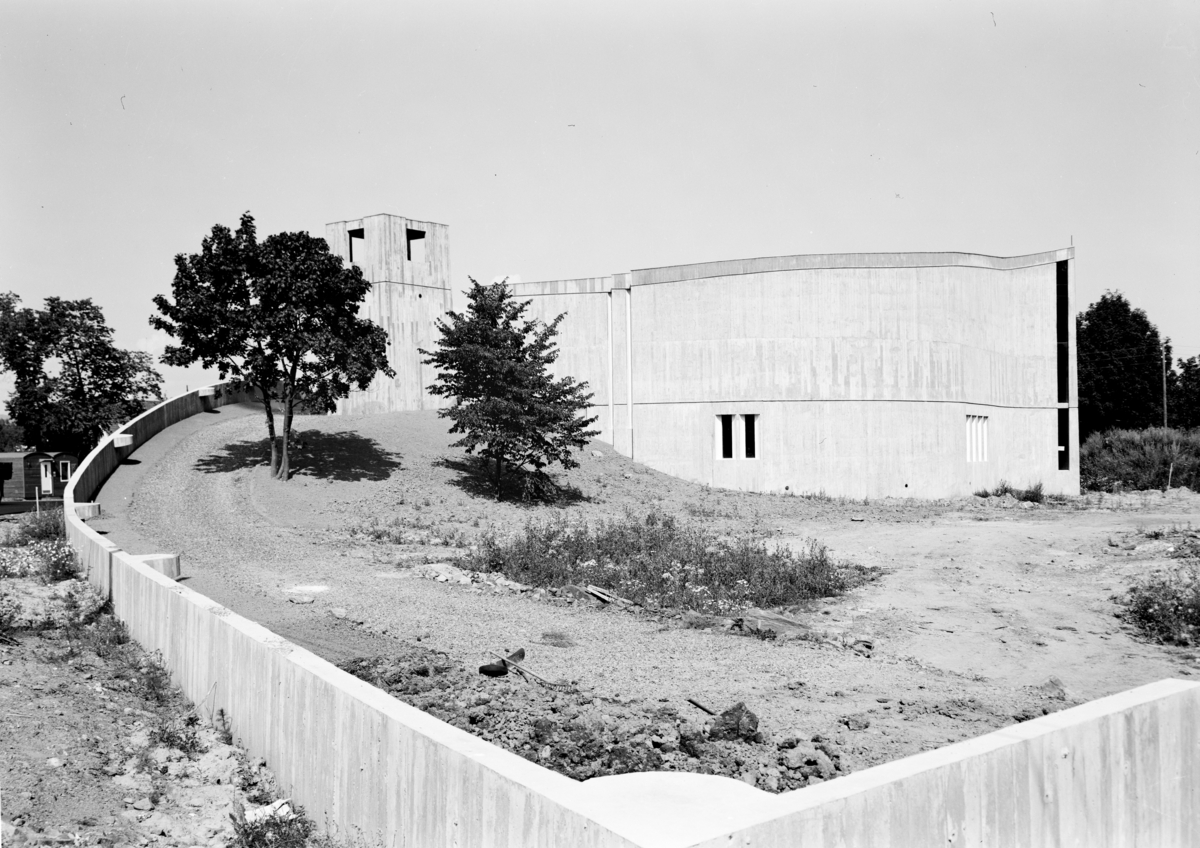 Arkitekturfoto av Snarøya kirke. Arbeidskirke i betong. Kirken er tegnet av arkitekt Odd Østbye, og blei nnviet 1968.