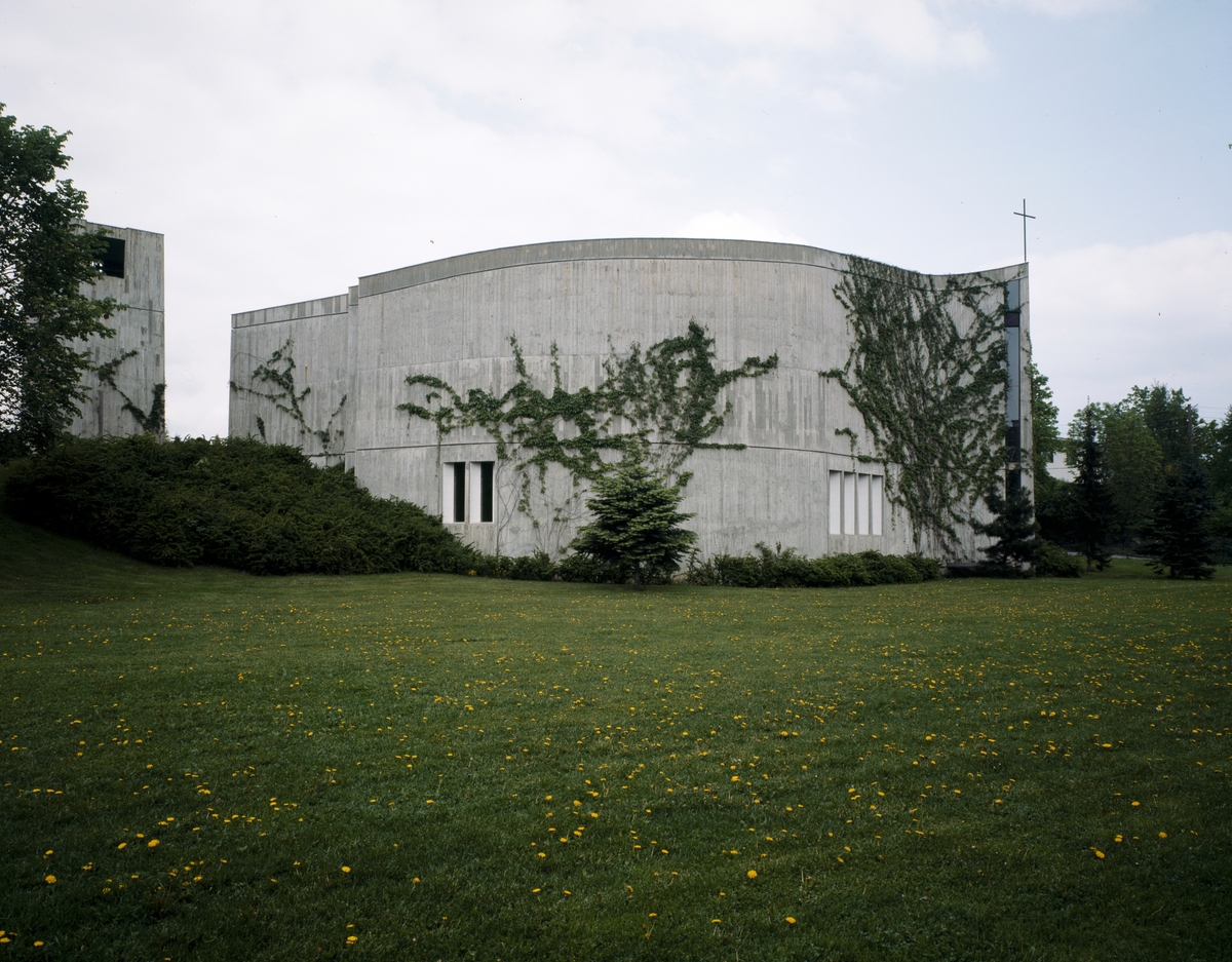 Arkitekturfoto av Snarøya kirke. Arbeidskirke i betong. Kirken er tegnet av arkitekt Odd Østbye, og blei nnviet 1968.