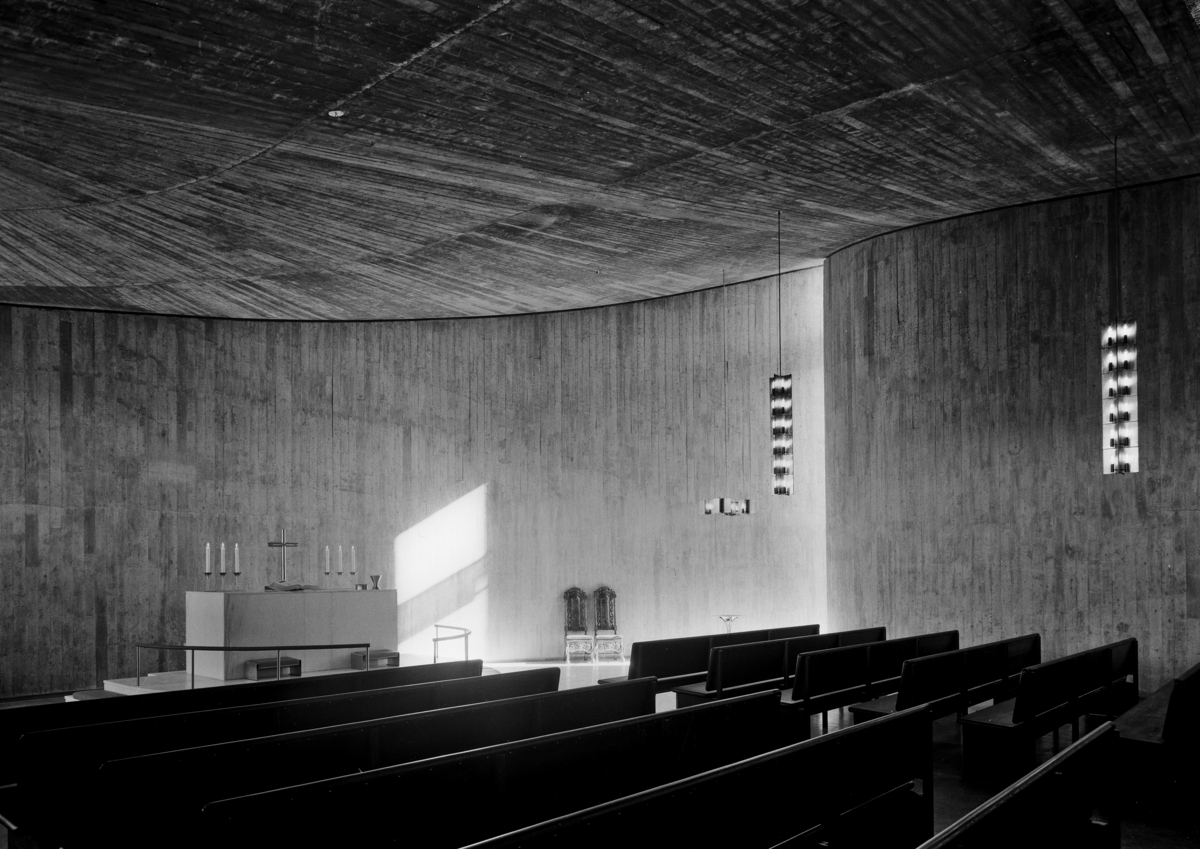 Arkitekturfoto av Snarøya kirke. Arbeidskirke i betong. Kirken er tegnet av arkitekt Odd Østbye, og blei nnviet 1968.