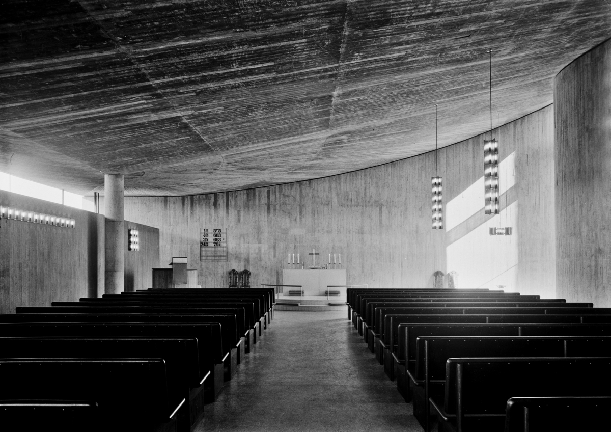 Arkitekturfoto av Snarøya kirke. Arbeidskirke i betong. Kirken er tegnet av arkitekt Odd Østbye, og blei nnviet 1968.