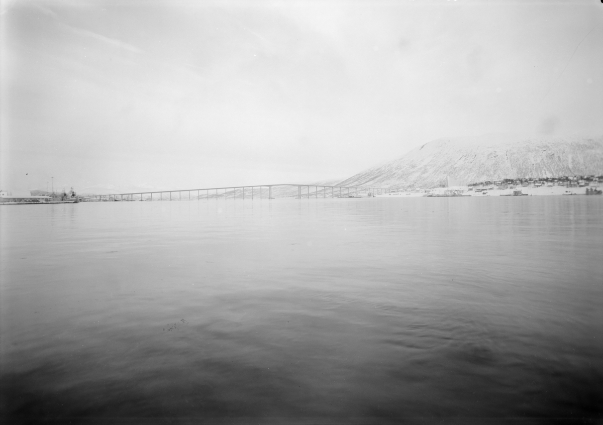 Foto av Tromsøbrua. Brua fikk Betongtavlen i 1963 og blei freda av Riksantikvaren i 2008.