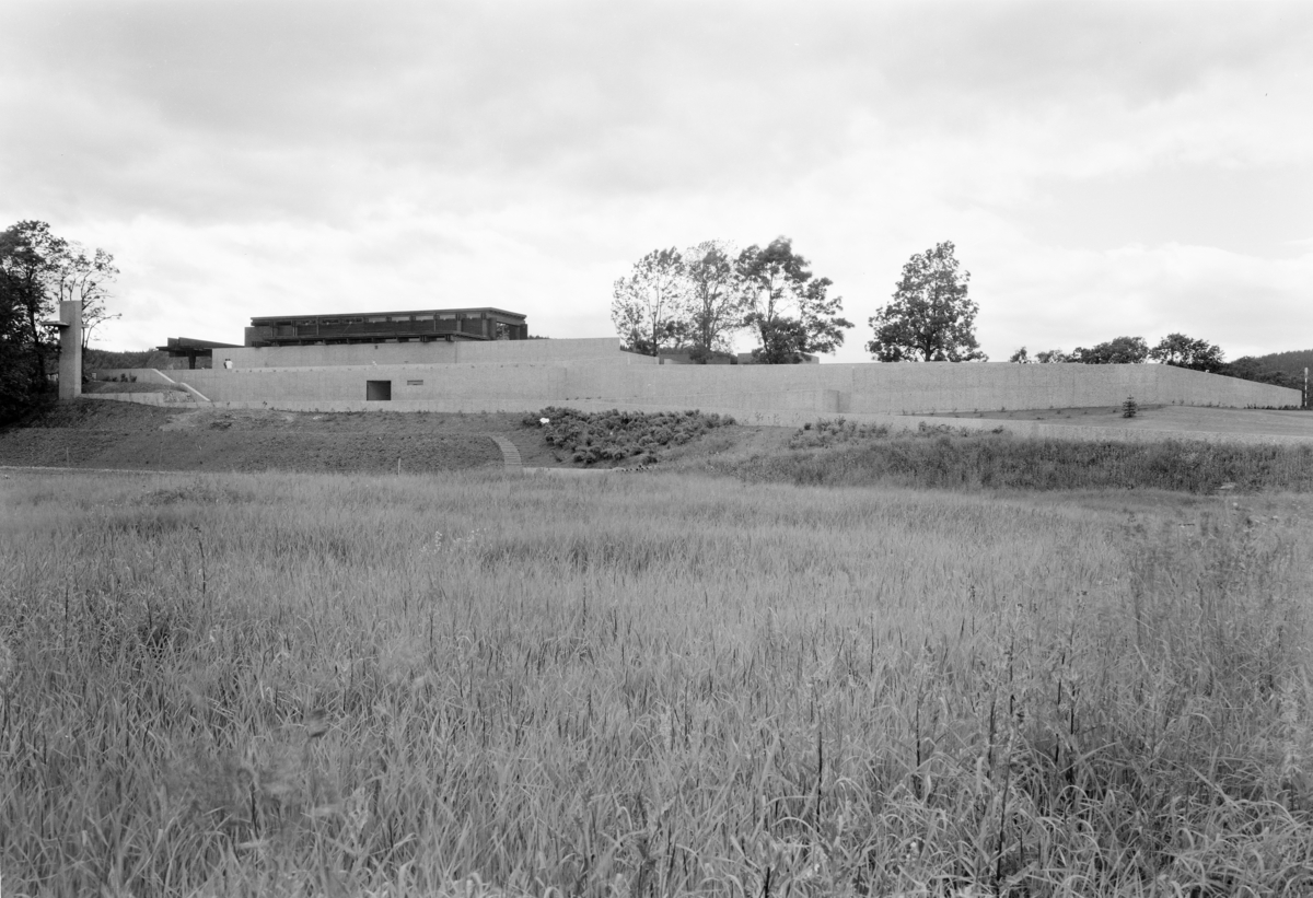 Arkitekturfoto av Haslum Krematorium. Bygningen regnes som et av John Enghs hovedverk og representerte noen nytt i norsk arkitektur, hvor utsynet til naturen rundt erstattet tradisjonell utsmykking.