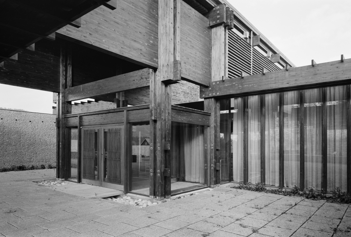 Arkitekturfoto av Haslum Krematorium. Bygningen regnes som et av John Enghs hovedverk og representerte noen nytt i norsk arkitektur, hvor utsynet til naturen rundt erstattet tradisjonell utsmykking.