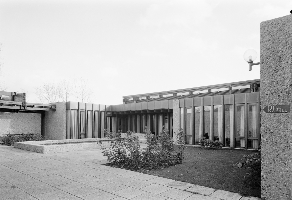 Arkitekturfoto av Haslum Krematorium. Bygningen regnes som et av John Enghs hovedverk og representerte noen nytt i norsk arkitektur, hvor utsynet til naturen rundt erstattet tradisjonell utsmykking.