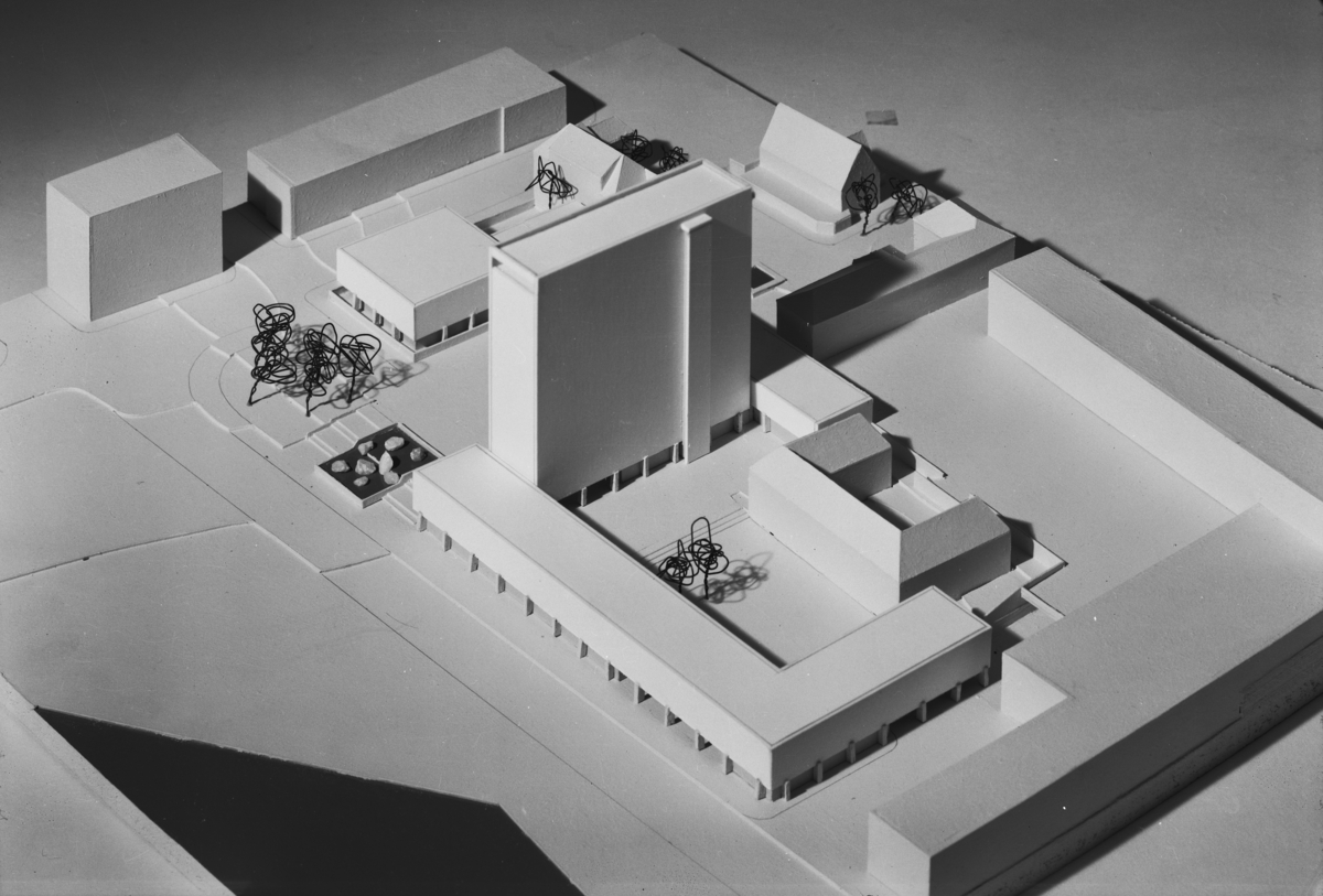 Arkitektmodell av Bergen rådhus. Bygget er tegnet av Erling Viksjø som vant førstepris i arkitektkonkurransen allerede i 1953. Ferdig først i 1974. Oppført i naturbetong.