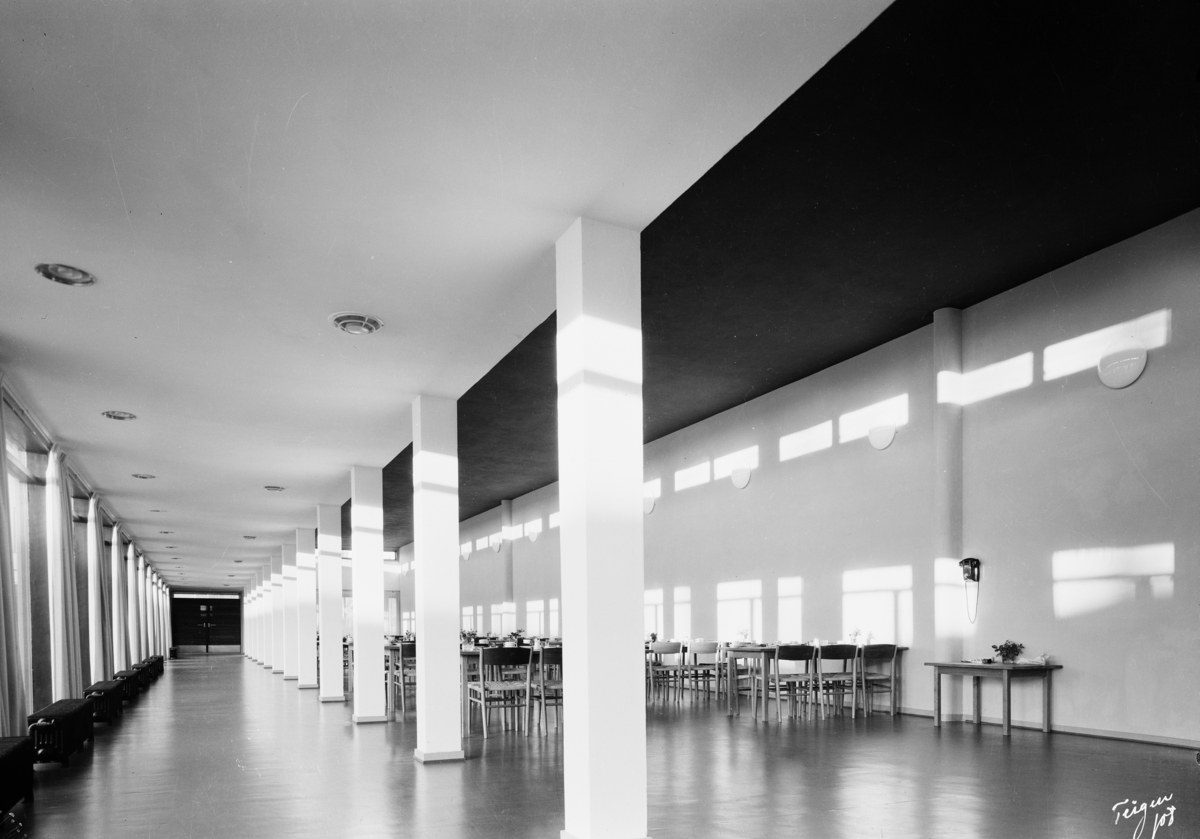 Arkitekturfoto av Økern Aldershjem. Arkitektene Fehn og Grung fikk i 1961 Houens fonds diplom for sin tegning av bygningen. Interiørbilde av hall/spiserom.