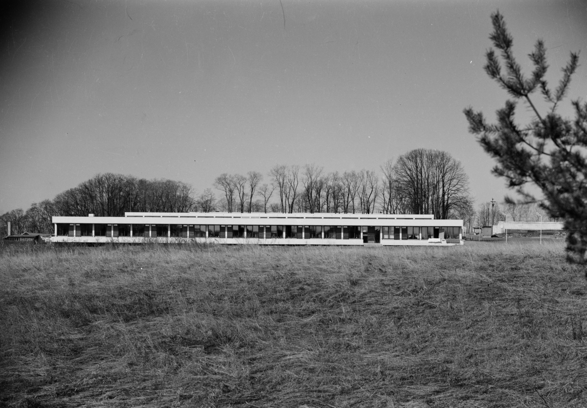 Arkitekturfoto av Økern Aldershjem. Arkitektene Fehn og Grung fikk i 1961 Houens fonds diplom for sin tegning av bygningen. Bilde av bygningen i landskapet.