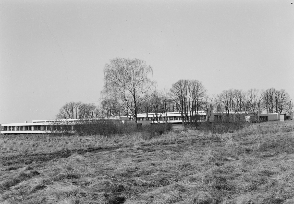 Arkitekturfoto av Økern Aldershjem. Arkitektene Fehn og Grung fikk i 1961 Houens fonds diplom for sin tegning av bygningen. Bilde av bygningen i landskapet.