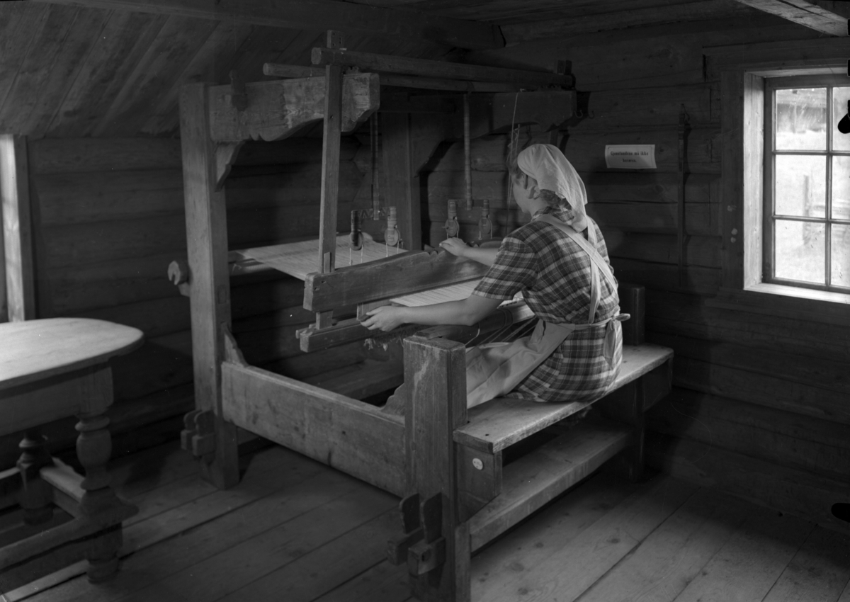 Kvinne ved vevstol. Fra Hadeland Folkemuseum.