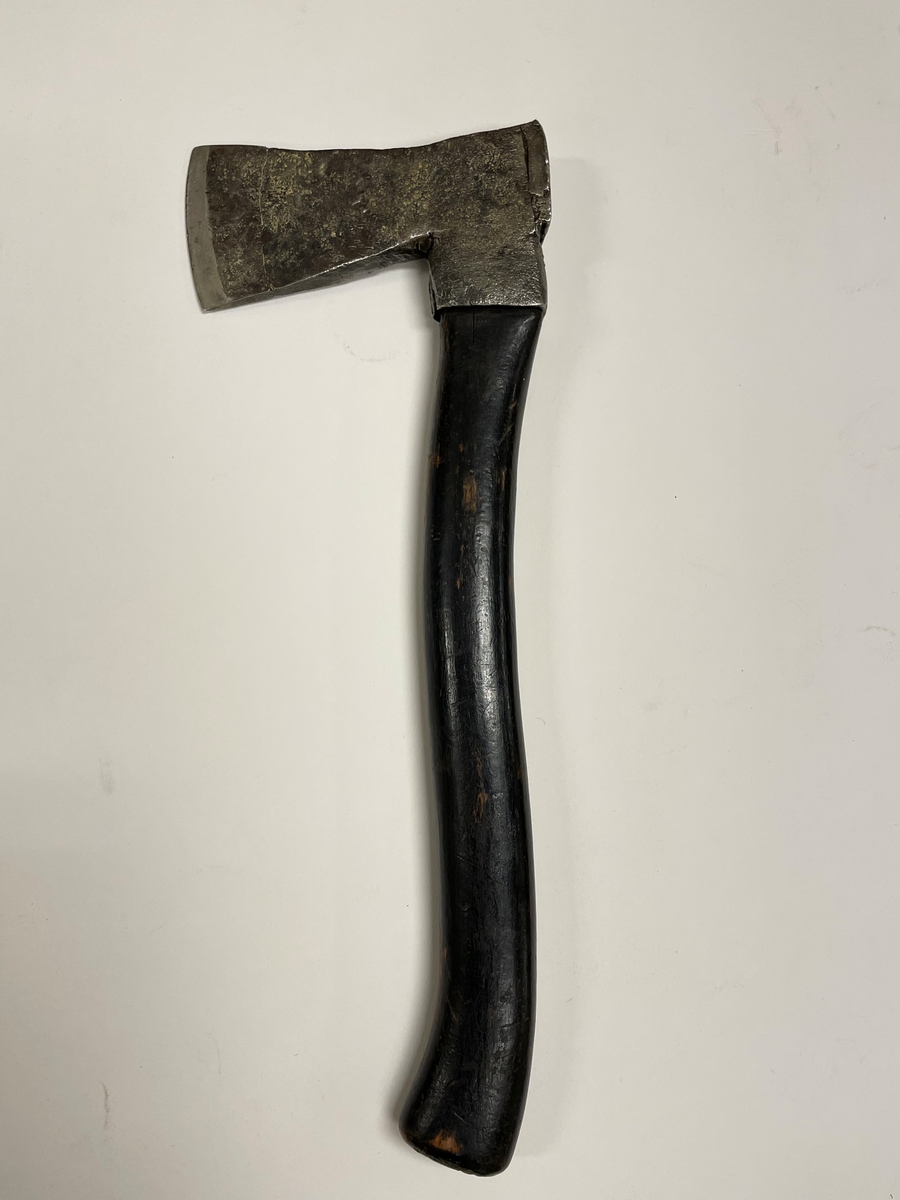 Med skyddskåpa av läder. Svart skaft.