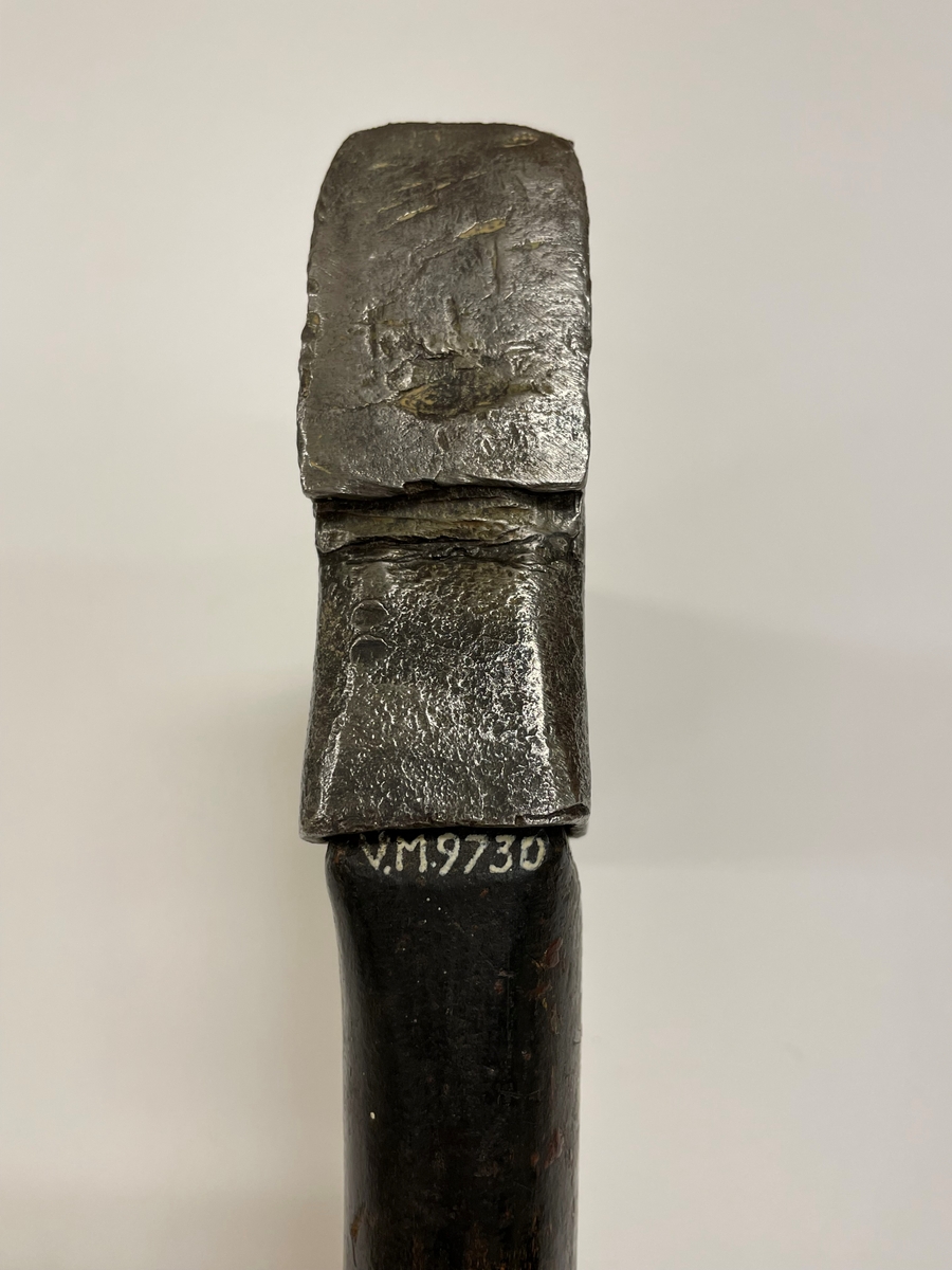 Med skyddskåpa av läder. Svart skaft.