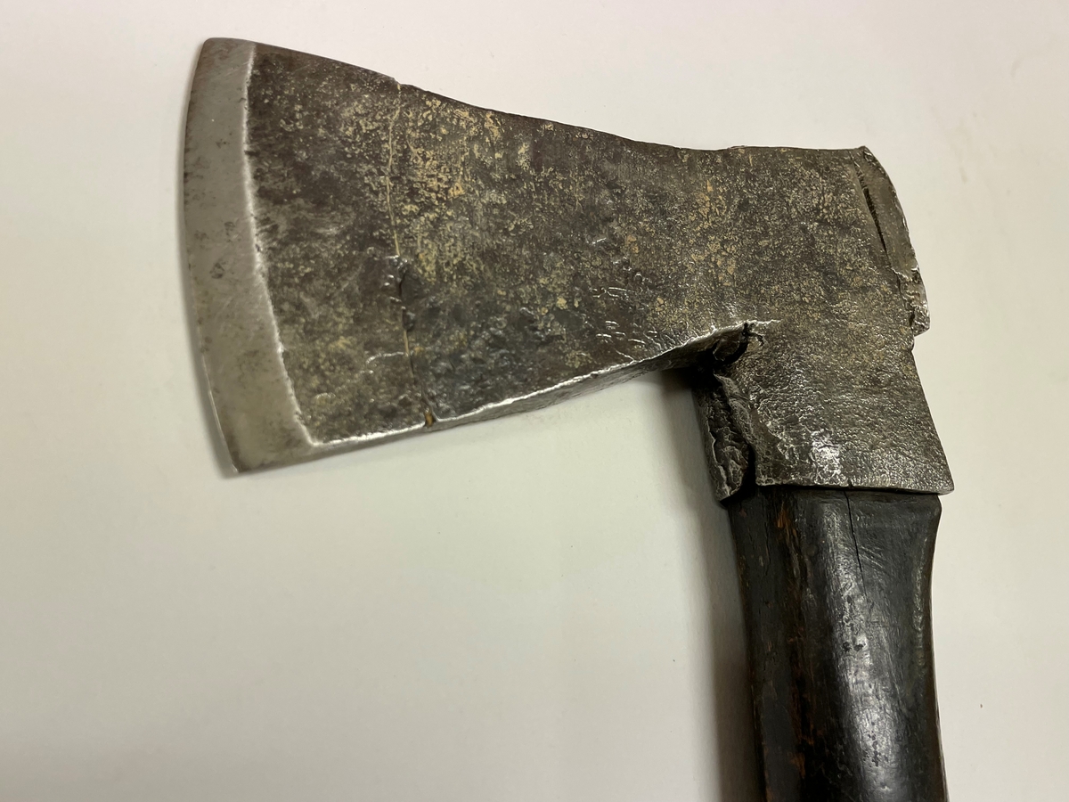 Med skyddskåpa av läder. Svart skaft.