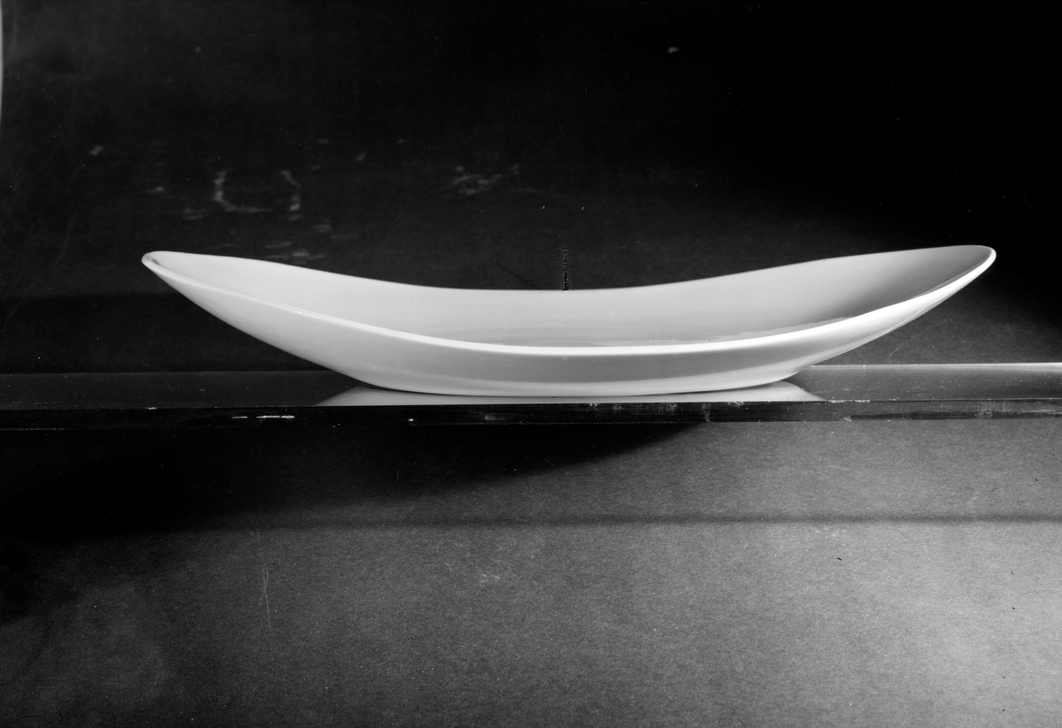 Gjenstandsbilder av utstillingsobjekter på utstillingen "Amerikansk Form", som åpnet på Kunstnernes hus 16 januar 1954. Foreningen Brukskunst var arrangør, mens utstillingen ble produsert av Museum of Modern Art i New York.