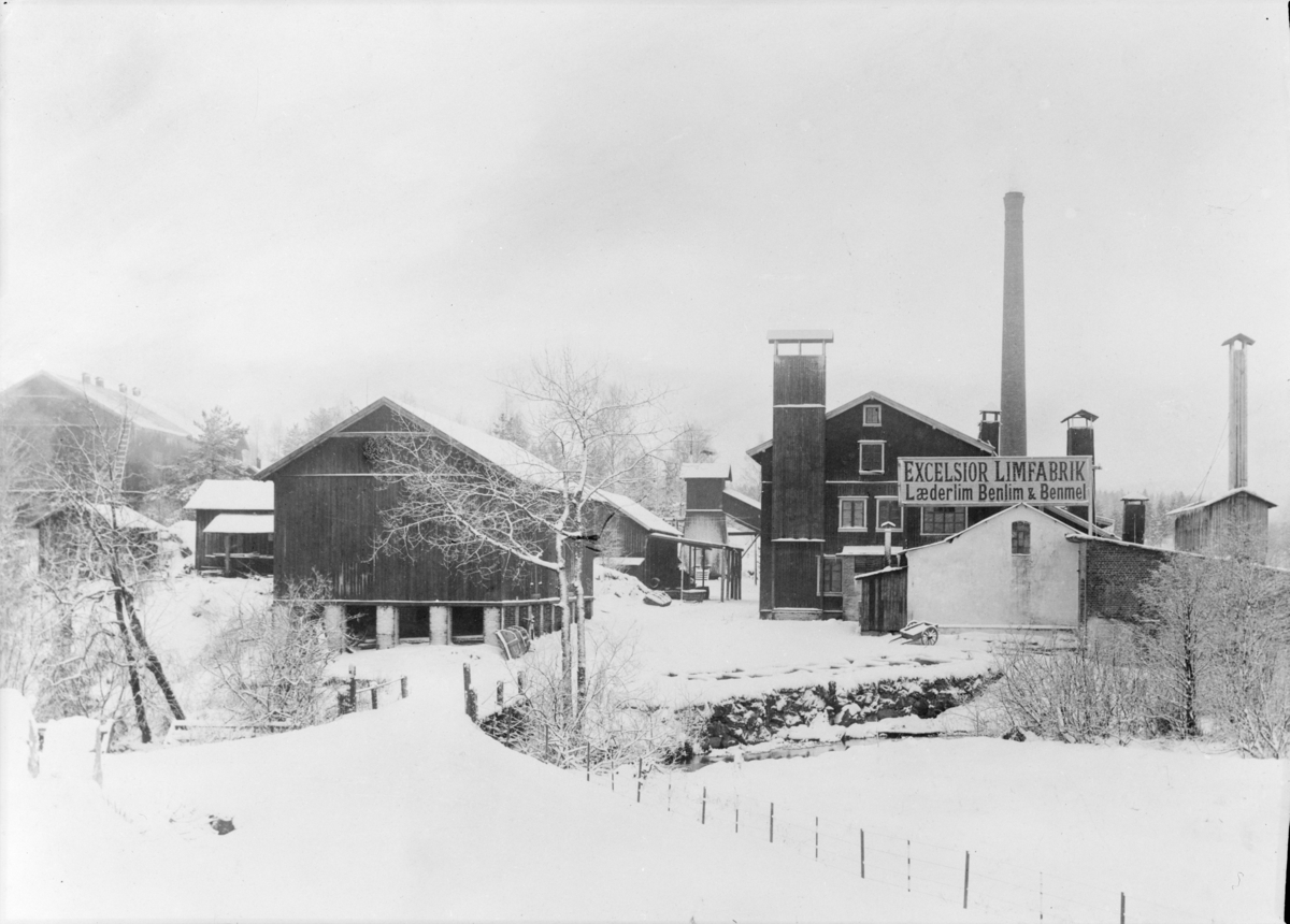 Reprofotografier for bygdebok fra Lørenskog. Excelisor limfabrikk.