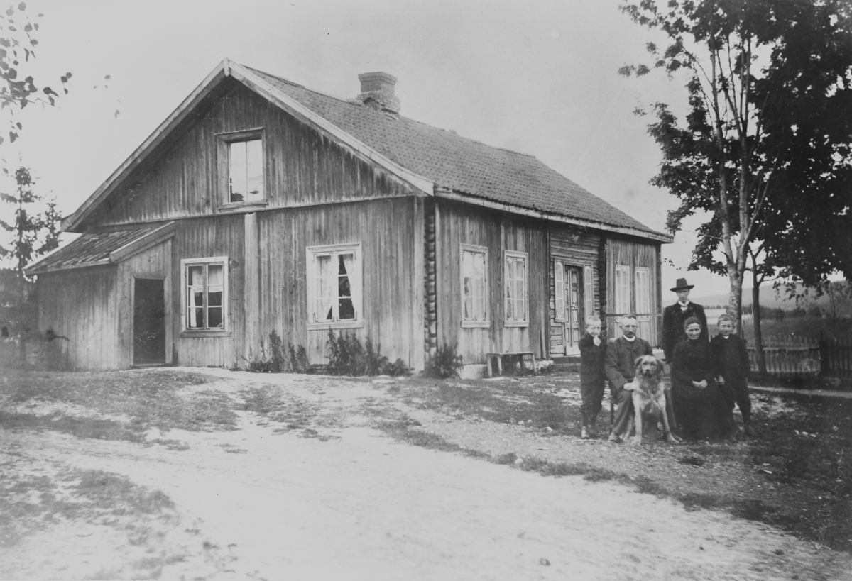 Reprofotografier for bygdebok fra Lørenskog. Familiebilde foran hus.