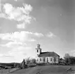 Häggdånger kyrka.Byggmästare Pehr Hagmansson. Vitputsad stenkyrka. Orgel från 1855 av J Gustav Ek. Altartavla från 1795 av målare Anders Joakim Öberg från Härnösand. Altaruppsatsen från 1797-98 av bildhuggare Per Vestman från Hemsö.