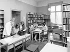 Kommunala flickskolan. Bibliotek, fr v. eleverna Kajsa Jonsson, Ing-Marie Ljunggren, Eva Larsson, Marie-Louise Berthels, Agneta Lindahl.