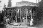 Stora paviljongen på Fridhem. Från vänster (Dalarna) trädgårdskulla, Ester Kempe, Einar Ödman, okänd, professorskan Jenny Ödman, f. Kempe. Fru Henrietta Kempe, Göta Fahleman (sedermera Hamberg), okänd, okänd, omkring 1880.