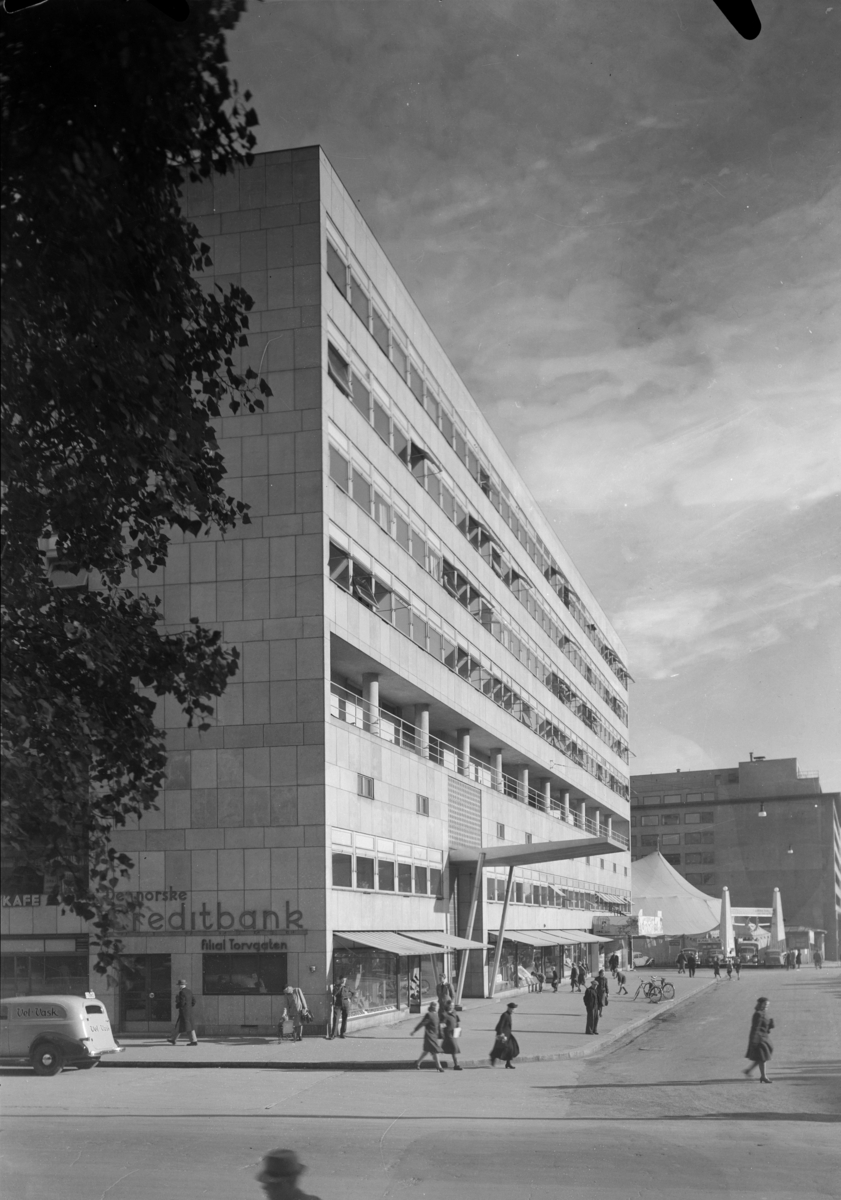 Arkitekturfoto av Samfundshuset i Oslo, innviet 19. oktober 1946.