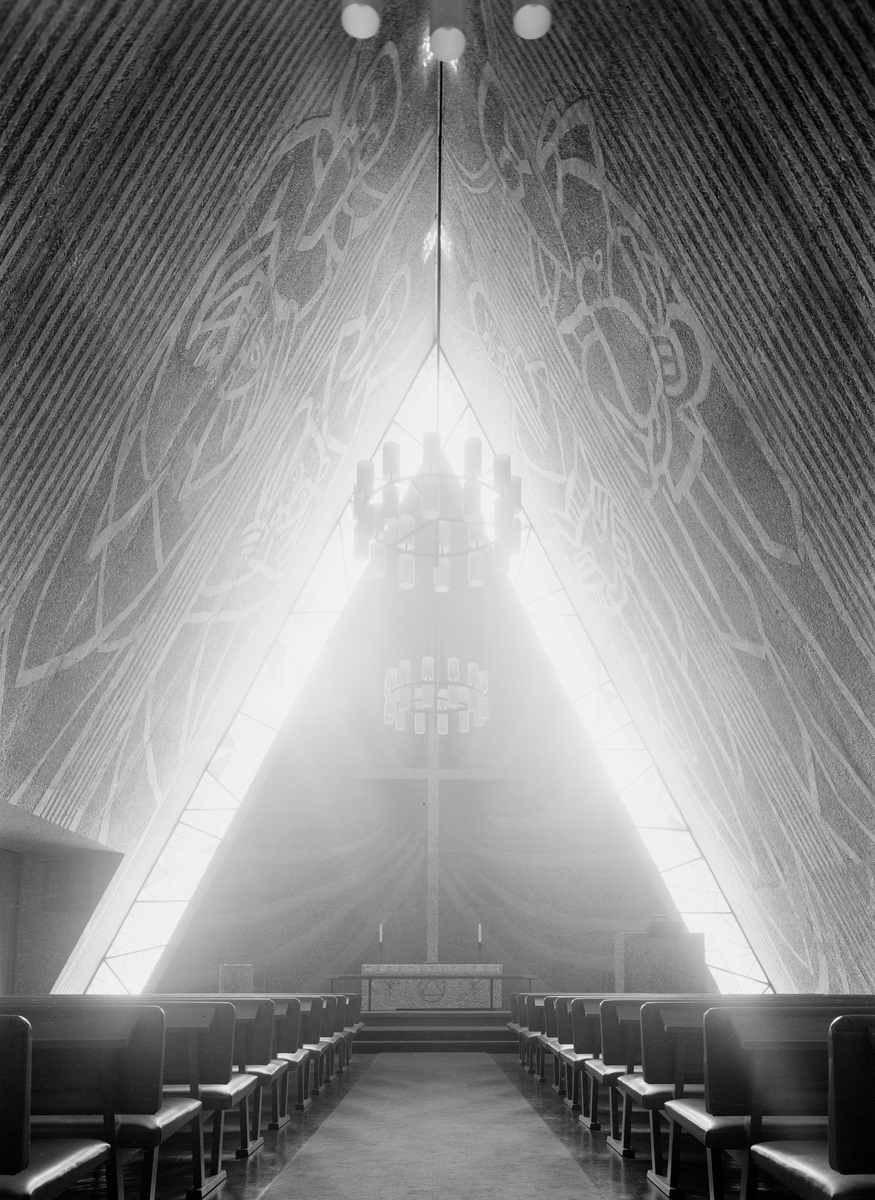 Interiørbilde av Bakkehaugen kirke i Oslo. Kirken ble opprinnelig tegnet av arkitekt Ove Bang, som vant konkurransen i 1940. Erling Viksjø modifiserte tegningene etter krigen og kirken sto ferdig i 1959. Utsmykninger av Kai Fjell og Carl Nesjar.