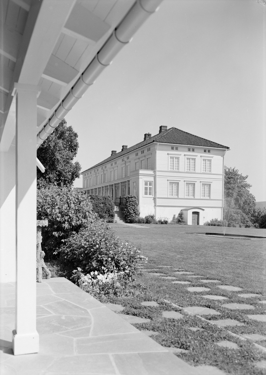 Arkitekturfoto av Linderud gård. Gården er en tidligere storgård ved Linderud i bydel Bjerke i Oslo og en avdeling av Akershusmuseet. Gårdsbebyggelsen og hagen er i dag et fredet kulturminne.