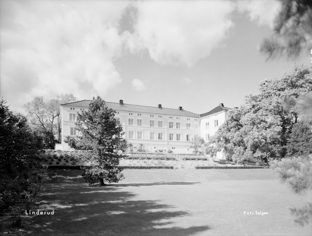 Arkitekturfoto av Linderud gård. Gården er en tidligere storgård ved Linderud i bydel Bjerke i Oslo og en avdeling av Akershusmuseet. Gårdsbebyggelsen og hagen er i dag et fredet kulturminne.